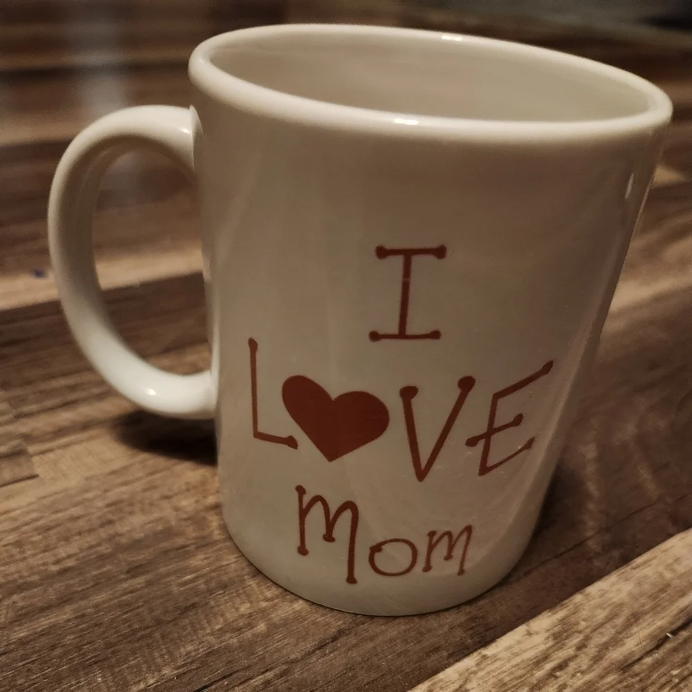 I LOVE MOM COFFEE/ TEA MUG! Mother's Day Gift!